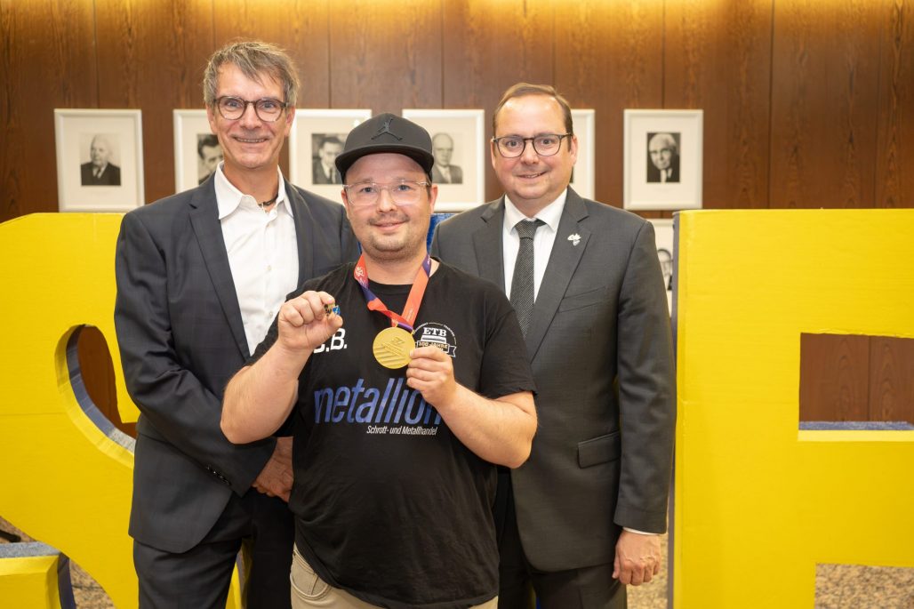 Christian Schulze (Technische Leitung und Vorstand ETB Essen), Christian Bauer und Essens Oberbürgermeister Thomas Kufen.