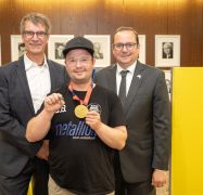 Christian Schulze, technischer Leiter bei Rudolf Weber Gebäudedienste und Vorstand des ETB Essen, Christian Bauer und Essens Oberbürgermeister Thomas Kufen (v.l.)