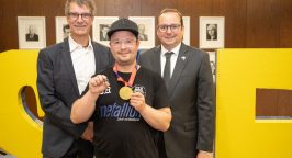 Christian Schulze, technischer Leiter bei Rudolf Weber Gebäudedienste und Vorstand des ETB Essen, Christian Bauer und Essens Oberbürgermeister Thomas Kufen (v.l.)