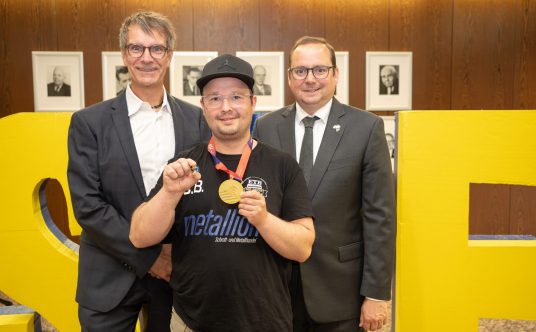 Christian Schulze (Technische Leitung und Vorstand ETB Essen), Christian Bauer und Essens Oberbürgermeister Thomas Kufen.