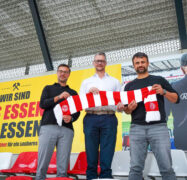 Timo Brauer (Sponsoring RWE), Andreas Weber (geschäftsführender Gesellschafter Rudolf Weber Gebäudedienste) und Alexander Rang (Vorstandsmitglied RWE) (v.r.) präsentieren die neue Partnerschaft.