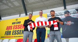 Timo Brauer (Sponsoring RWE), Andreas Weber (geschäftsführender Gesellschafter Rudolf Weber Gebäudedienste) und Alexander Rang (Vorstandsmitglied RWE) (v.r.) präsentieren die neue Partnerschaft.