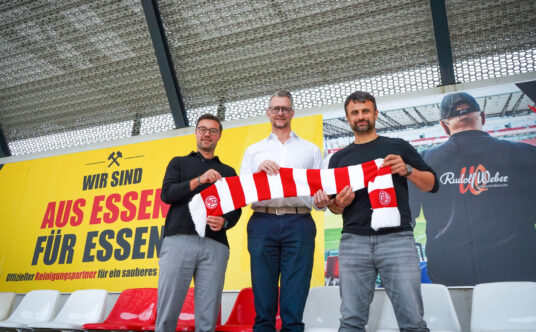 Timo Brauer (Sponsoring RWE), Andreas Weber (geschäftsführender Gesellschafter Rudolf Weber Gebäudedienste) und Alexander Rang (Vorstandsmitglied RWE) (v.r.) präsentieren die neue Partnerschaft.