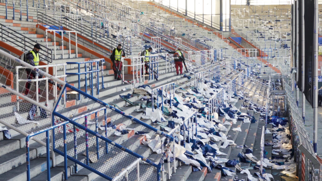 Mitarbeitende von Rudolf Weber Gebäudedienste bei der Reinigung der Trubünen im Ruhrstadion Bochum.