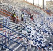 Mitarbeitende von Rudolf Weber Gebäudedienste bei der Reinigung der Trubünen im Ruhrstadion Bochum.