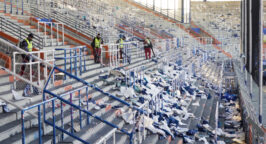 Mitarbeitende von Rudolf Weber Gebäudedienste bei der Reinigung der Trubünen im Ruhrstadion Bochum.