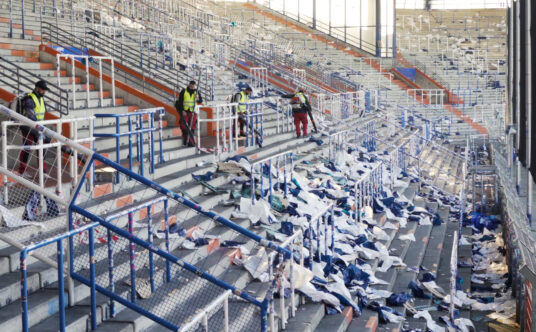 Mitarbeitende von Rudolf Weber Gebäudedienste bei der Reinigung der Trubünen im Ruhrstadion Bochum.